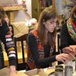 Katarzyna Suwała robi świece okopowe dla Ukrainy