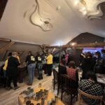 Wolontariusze tworzą świece okopowe dla Ukrainy