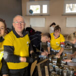 Wolontariusze z Wrocławia produkujący świece okopowe