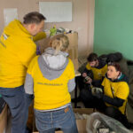 Wolontariusze z Wrocławia produkujący świece okopowe